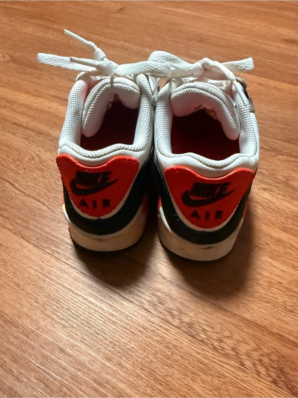 Nike Kids White, Black and Red Low-Top Sneakers